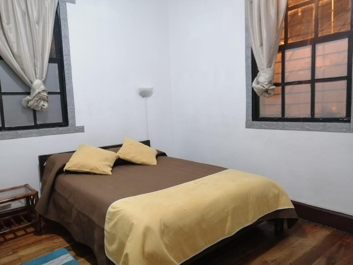 Galapagos Natural Life Hostel Quito Esterno foto